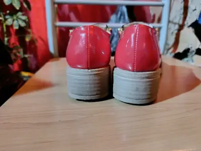 Zapatos de charol negro y rojo con cierre - miniatura 3
