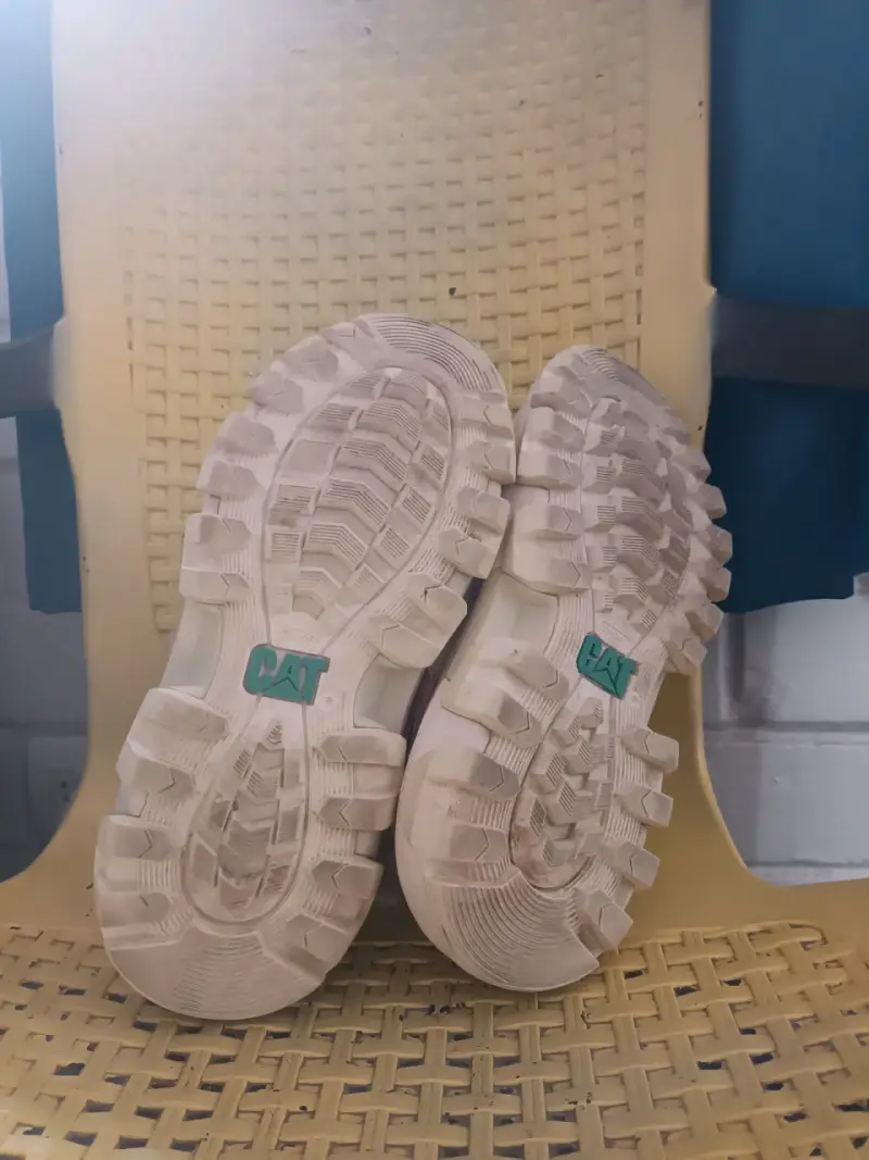 Zapatillas CAT blancas con detalles de c - 3