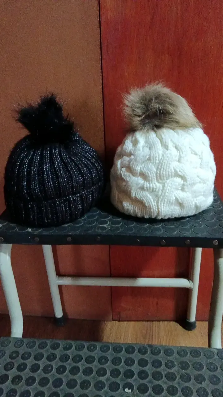 Gorros de lana con pompones negro y blanco