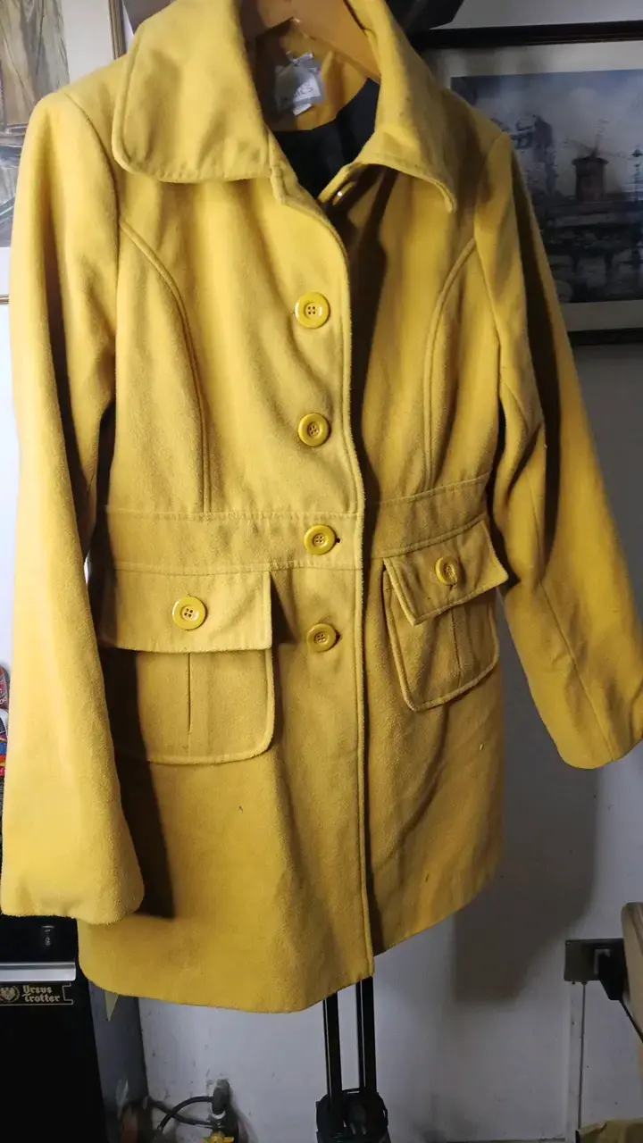 Abrigo amarillo para mujer con bolsillos
