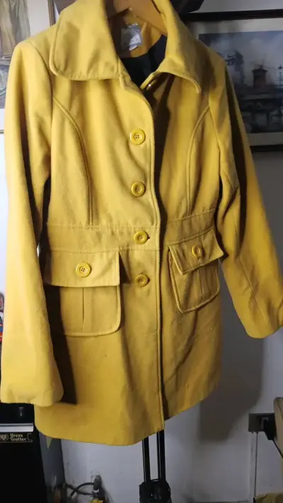 Abrigo amarillo para mujer con bolsillos - miniatura 1