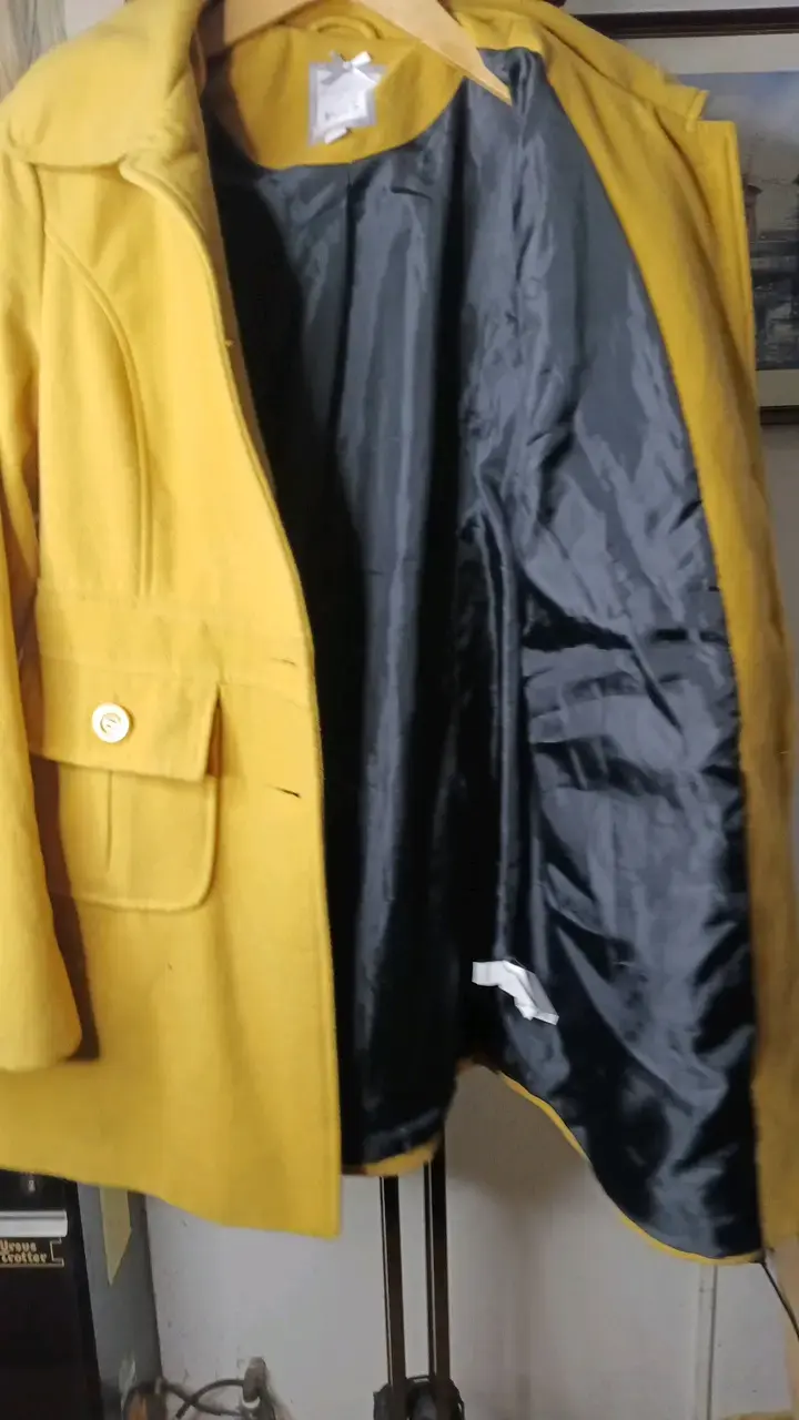 Abrigo amarillo para mujer con bolsillos - 2