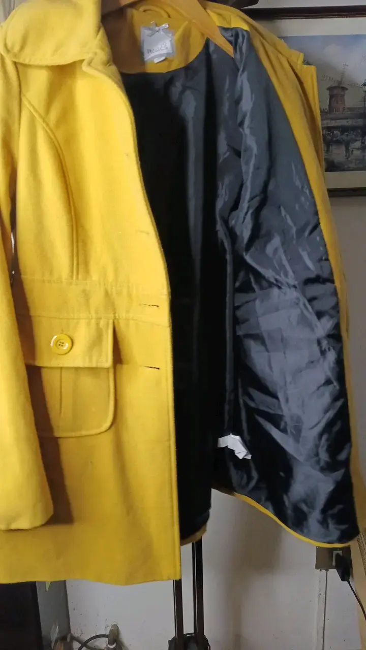 Abrigo amarillo para mujer con bolsillos - 3