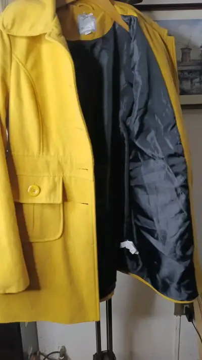 Abrigo amarillo para mujer con bolsillos - miniatura 3