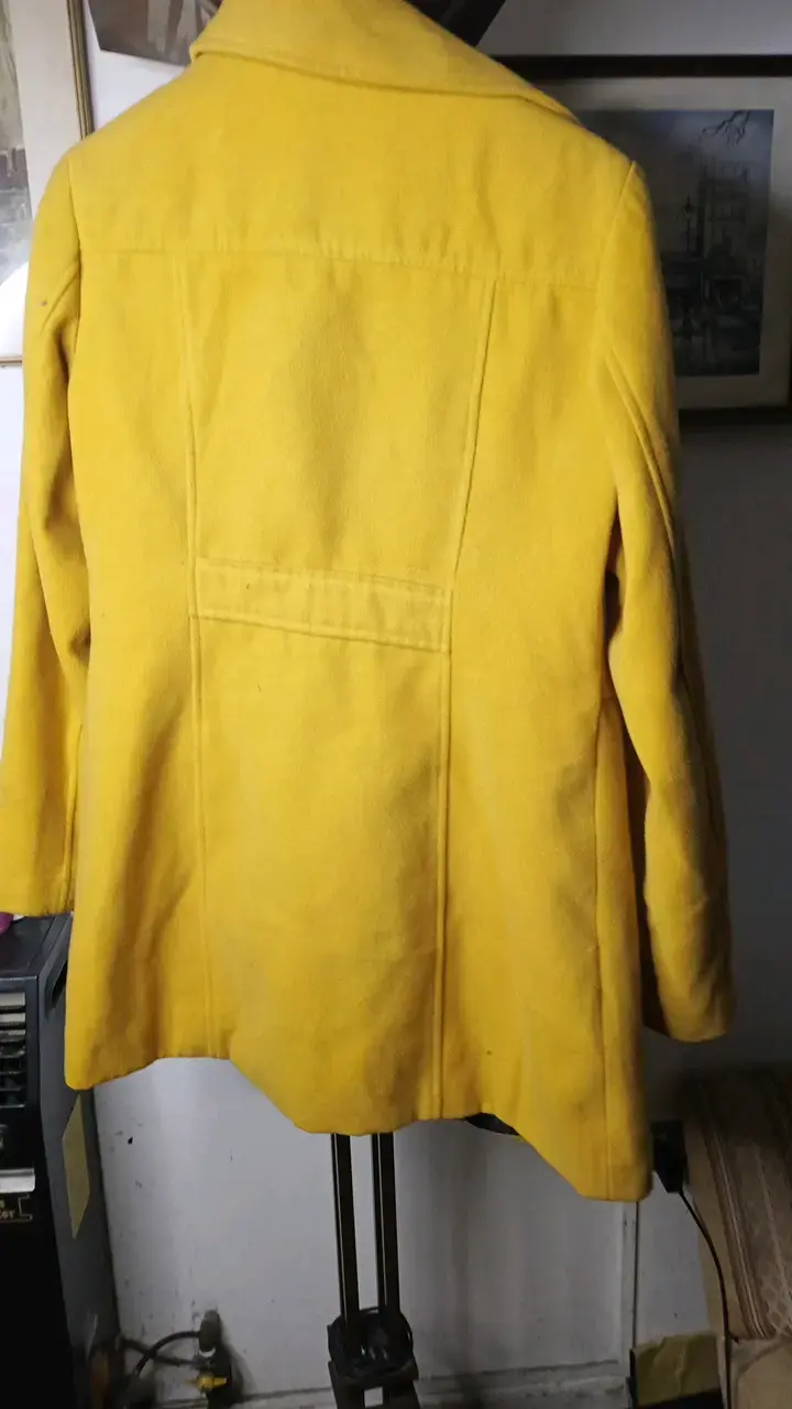 Abrigo amarillo para mujer con bolsillos - 4