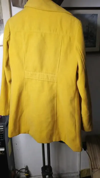 Abrigo amarillo para mujer con bolsillos - miniatura 4