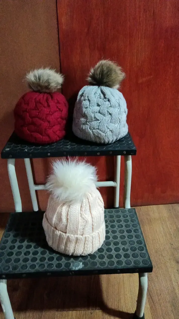 Gorros de lana con pompón en varios colores