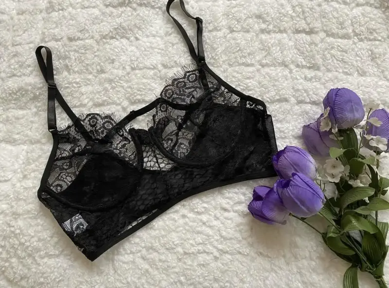 Sostén de encaje negro elegante