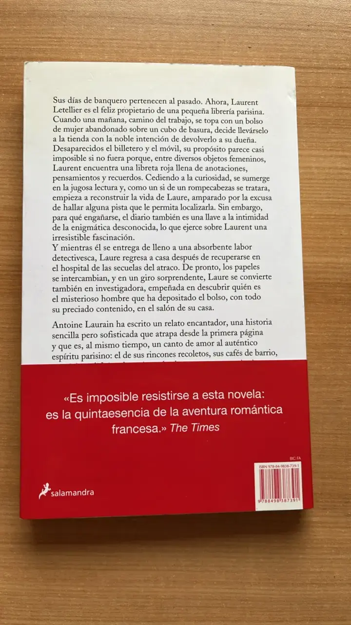 Libro 'La Mujer de la Libreta Roja' de Antoine Laurain - 2