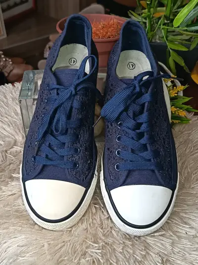 Zapatillas de lona azul con diseño calado - miniatura 1