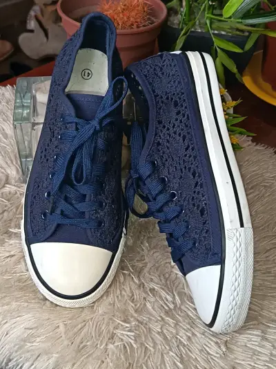Zapatillas de lona azul con diseño calado - miniatura 2
