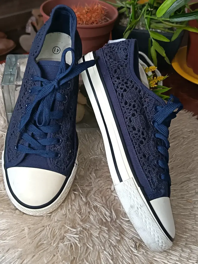 Zapatillas de lona azul con diseño calado - 3