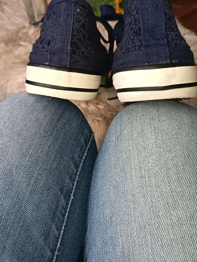 Zapatillas de lona azul con diseño calado - 4