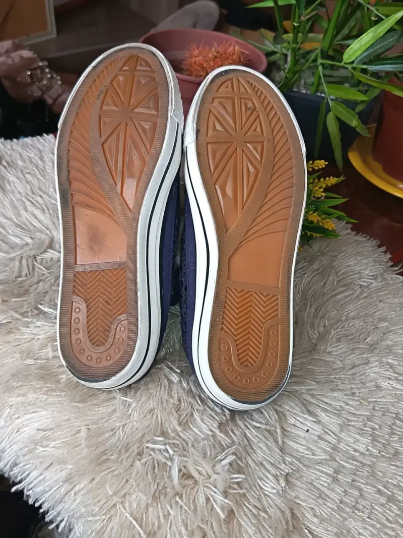 Zapatillas de lona azul con diseño calado - 5