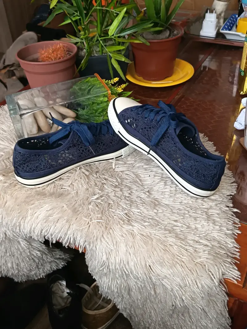 Zapatillas de lona azul con diseño calado - 6