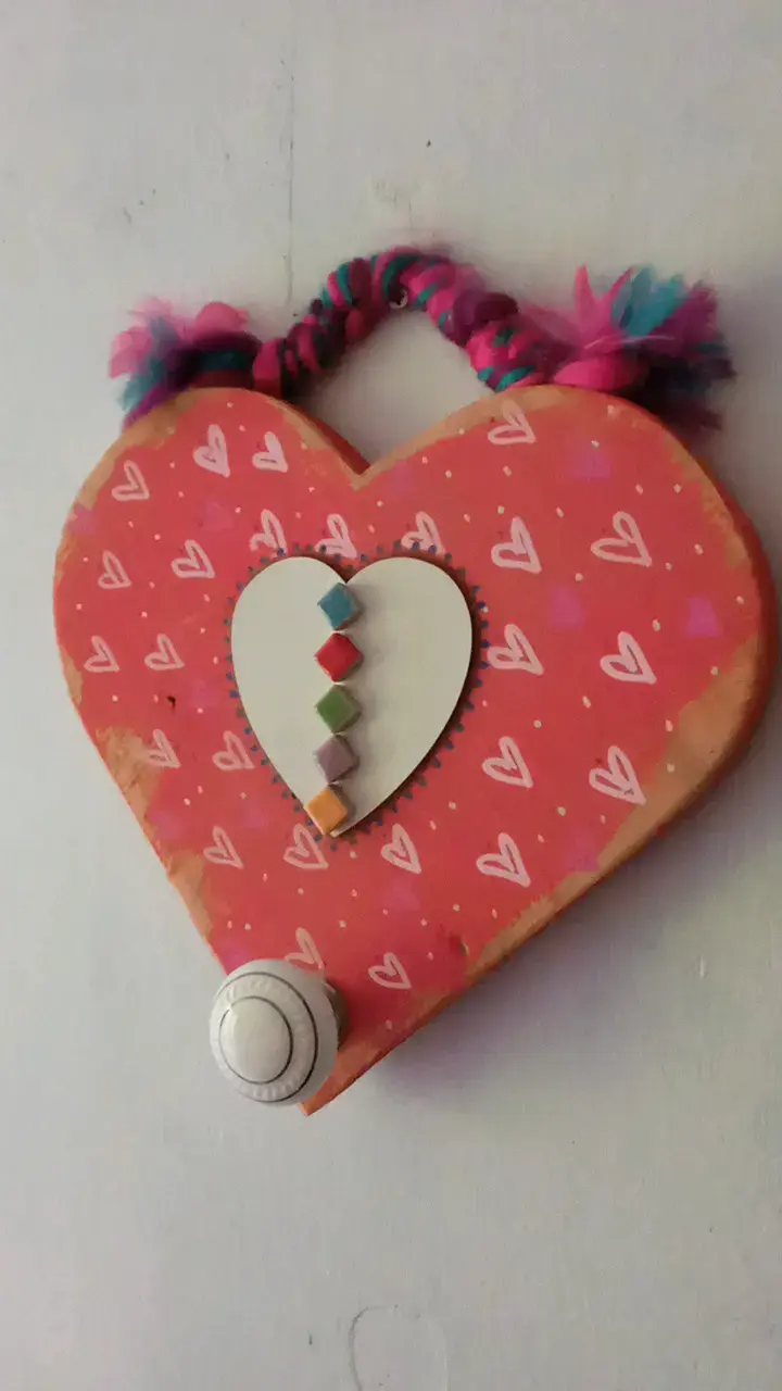 Colgador de pared en forma de corazón decorativo