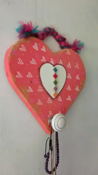 Colgador de pared en forma de corazón decorativo - miniatura 2