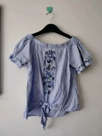 Blusa azul con bordado floral y hombros descubiertos - miniatura 1