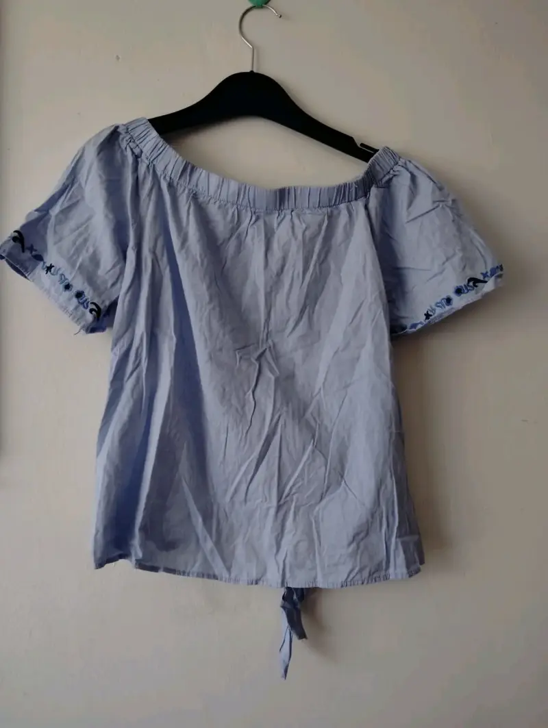 Blusa azul con bordado floral y hombros descubiertos - 2