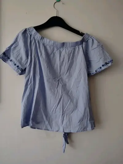 Blusa azul con bordado floral y hombros descubiertos - miniatura 2