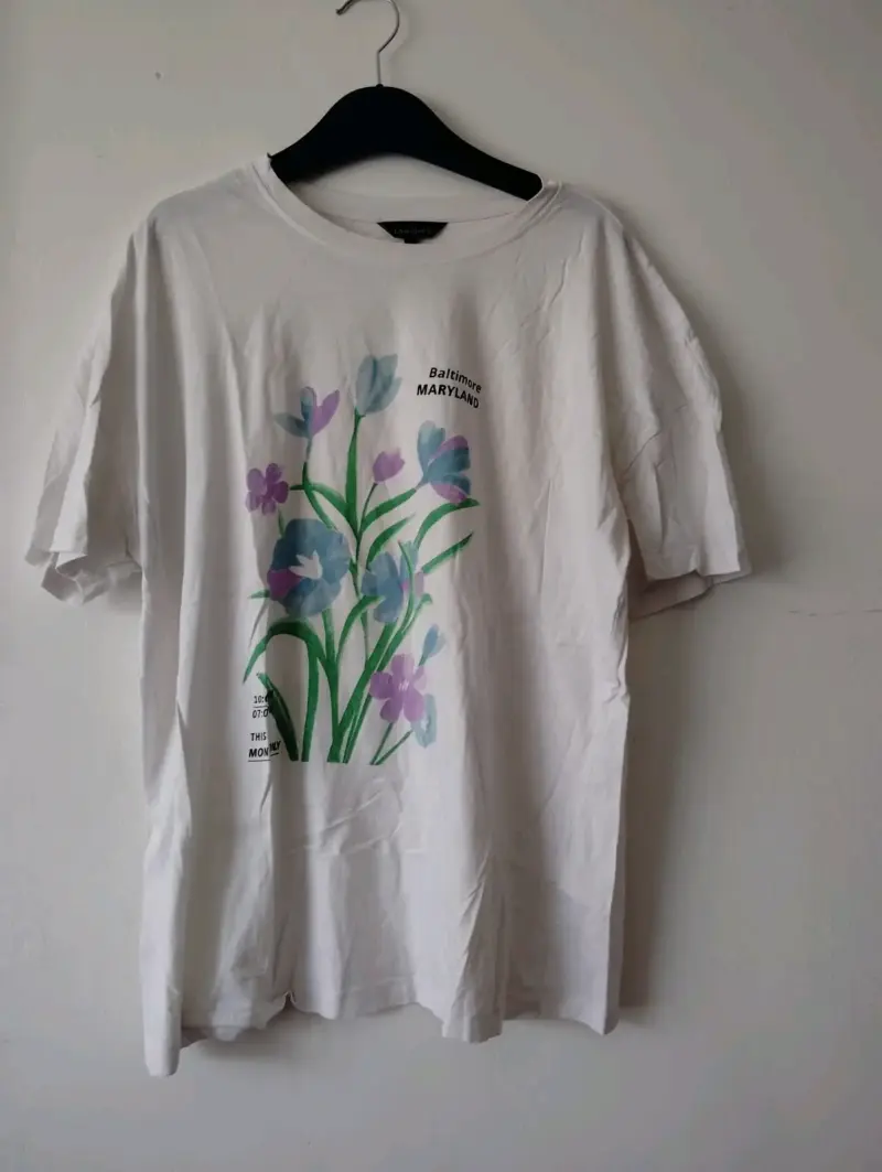 Polera blanca con estampado floral - 1
