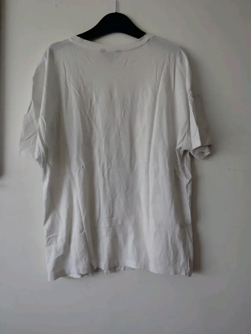 Polera blanca con estampado floral - 2