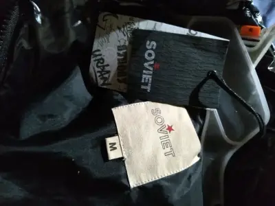 Chaqueta acolchada negra Soviet con capucha - miniatura 3