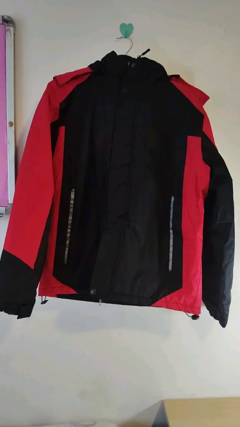 Chaqueta impermeable negra y roja para hombre - 1