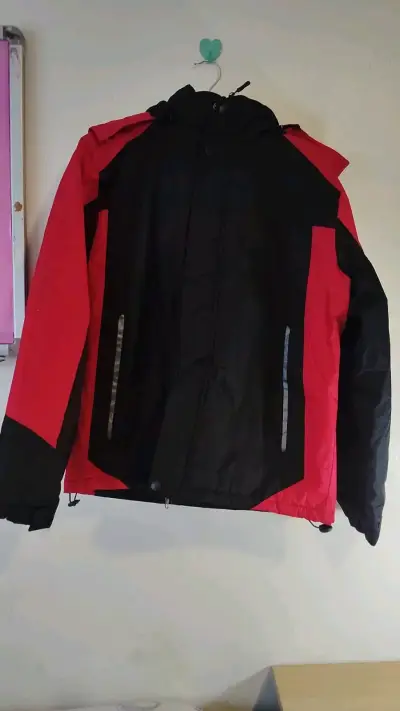 Chaqueta impermeable negra y roja para hombre - miniatura 1