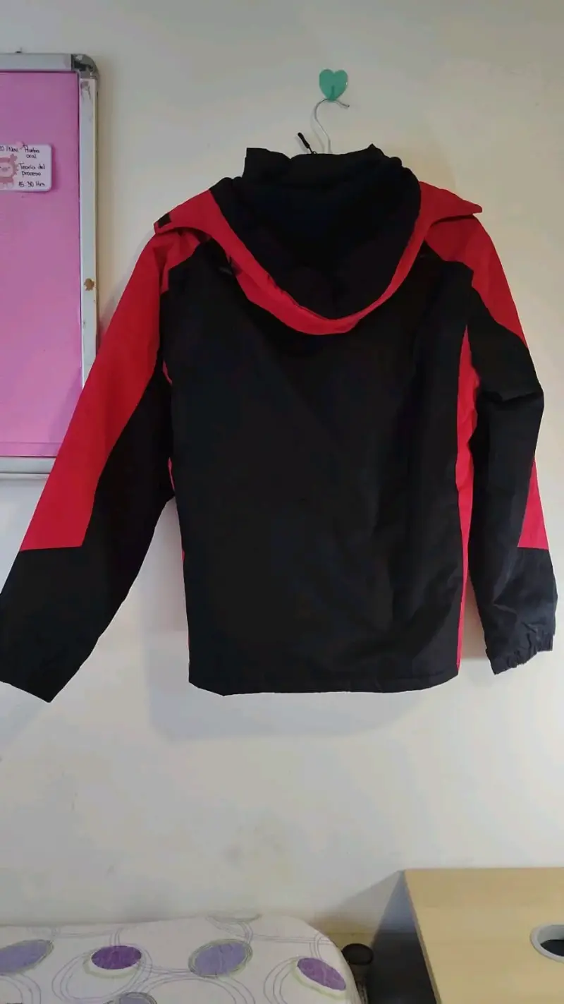 Chaqueta impermeable negra y roja para hombre - 2