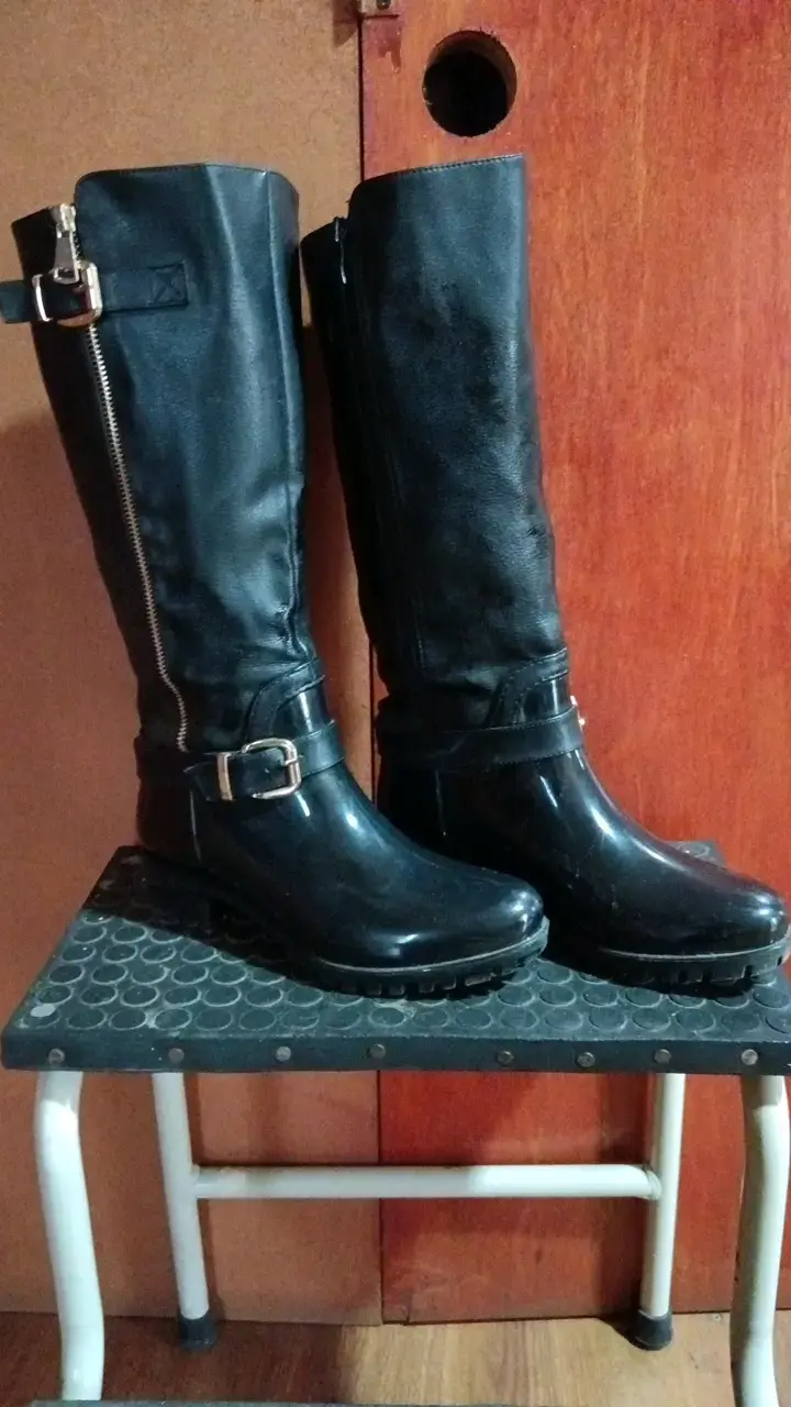 Botas negras de cuero con hebillas