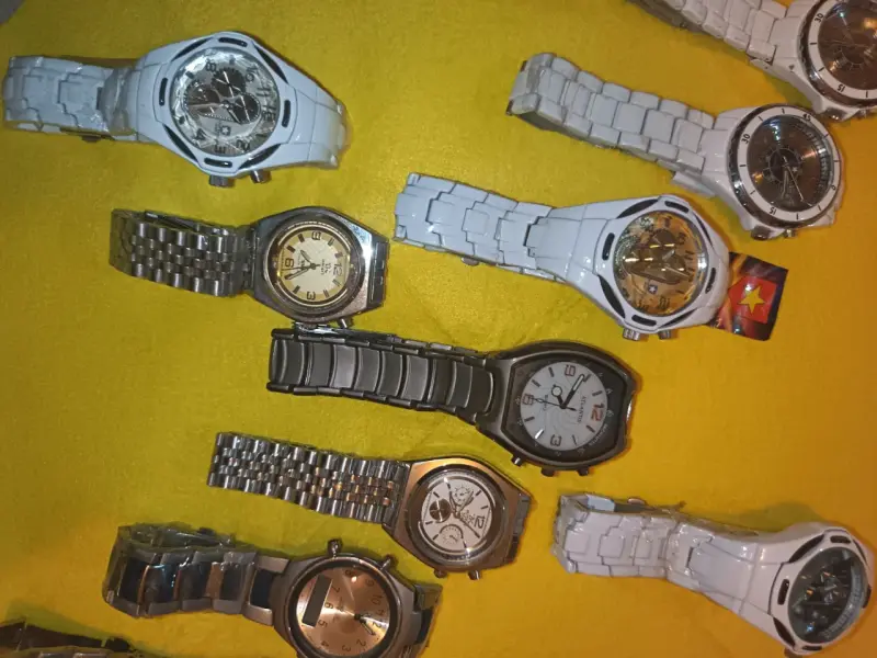 Relojes de pulsera variados para hombre y mujer - 1