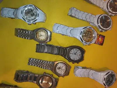 Relojes de pulsera variados para hombre y mujer - miniatura 1