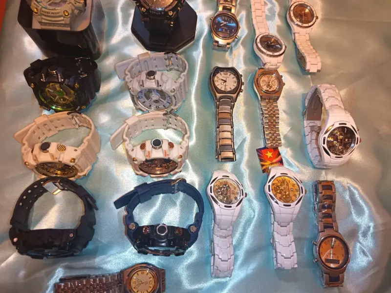 Relojes de pulsera variados para hombre y mujer - 3