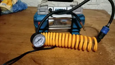 Compresor de Aire Portátil Total con Manómetro - miniatura 2