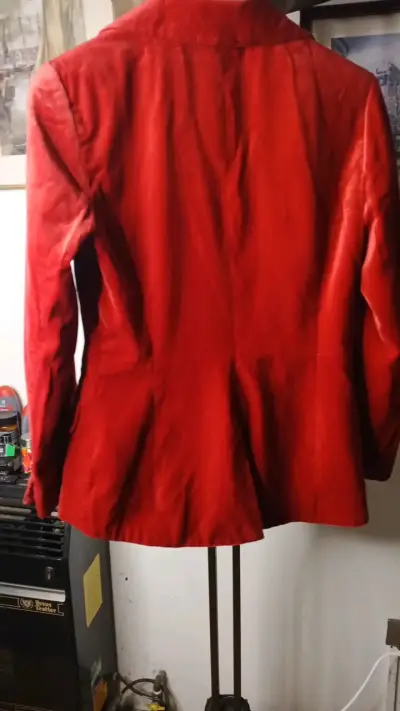 Blazer de terciopelo rojo para mujer - miniatura 3