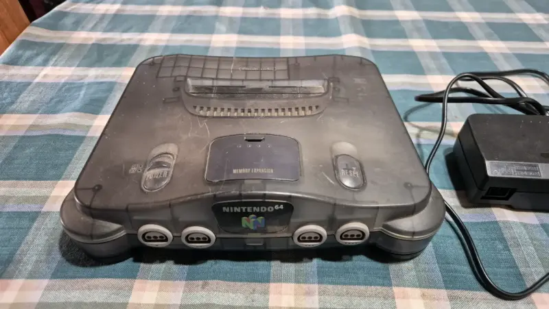Consola Nintendo 64 con control y cables - 1