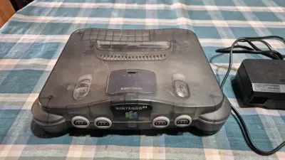 Consola Nintendo 64 con control y cables - miniatura 1