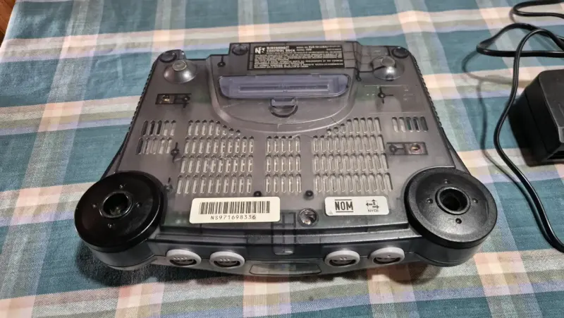 Consola Nintendo 64 con control y cables - 2