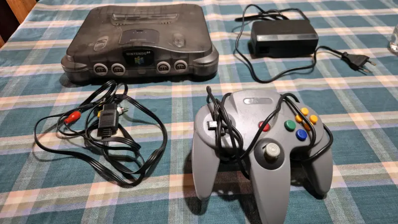 Consola Nintendo 64 con control y cables - 3