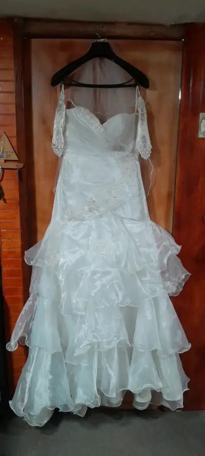 Vestido de Novia Blanco con Encaje y Volantes - miniatura 1