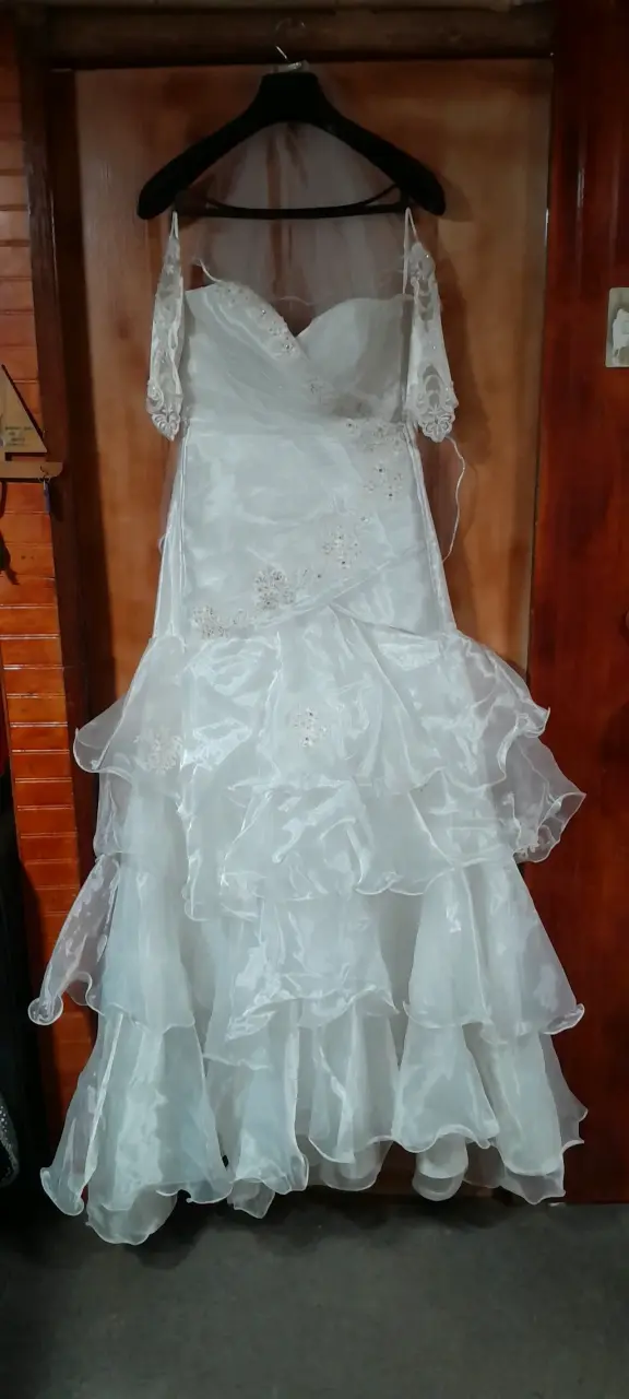 Vestido de Novia Blanco con Encaje y Volantes - 2