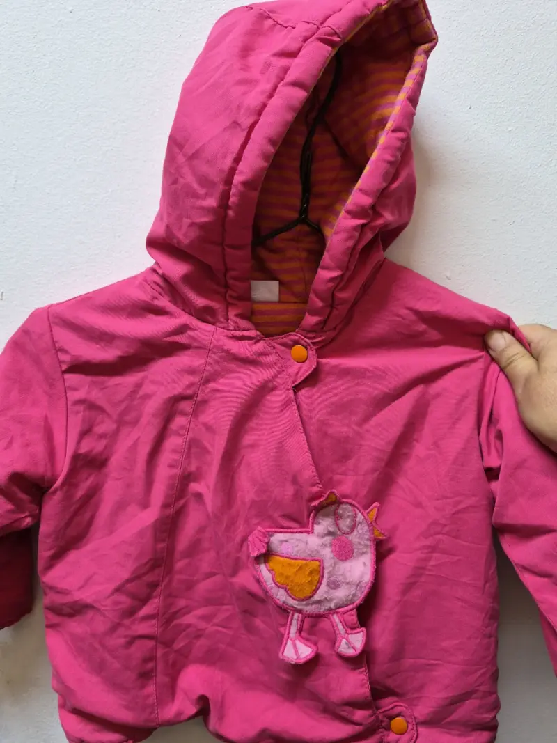 Chaqueta de niña con capucha y diseño de ave - 1