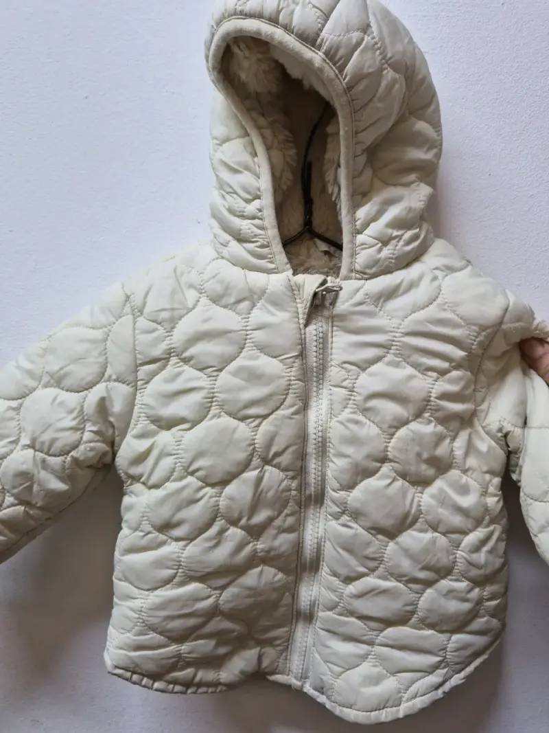 Chaqueta de niña con capucha y diseño de ave - 4