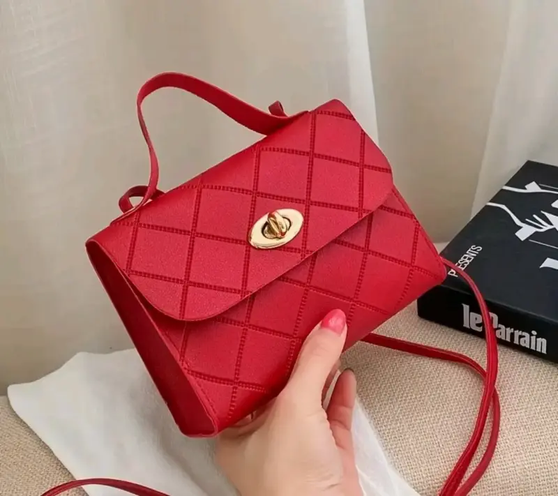 Cartera roja de mano con diseño acolchado