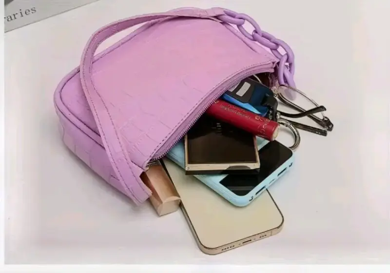 Cartera de mano lila con diseño texturizado