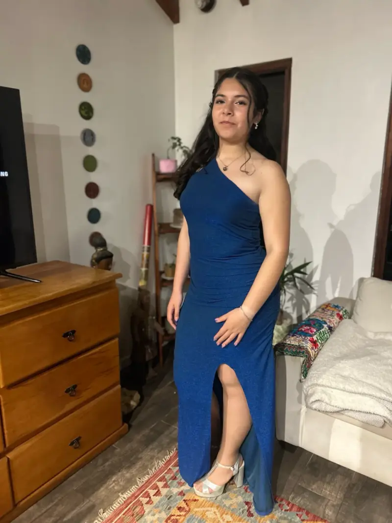 Vestido de fiesta azul con diseño asimétrico - 1