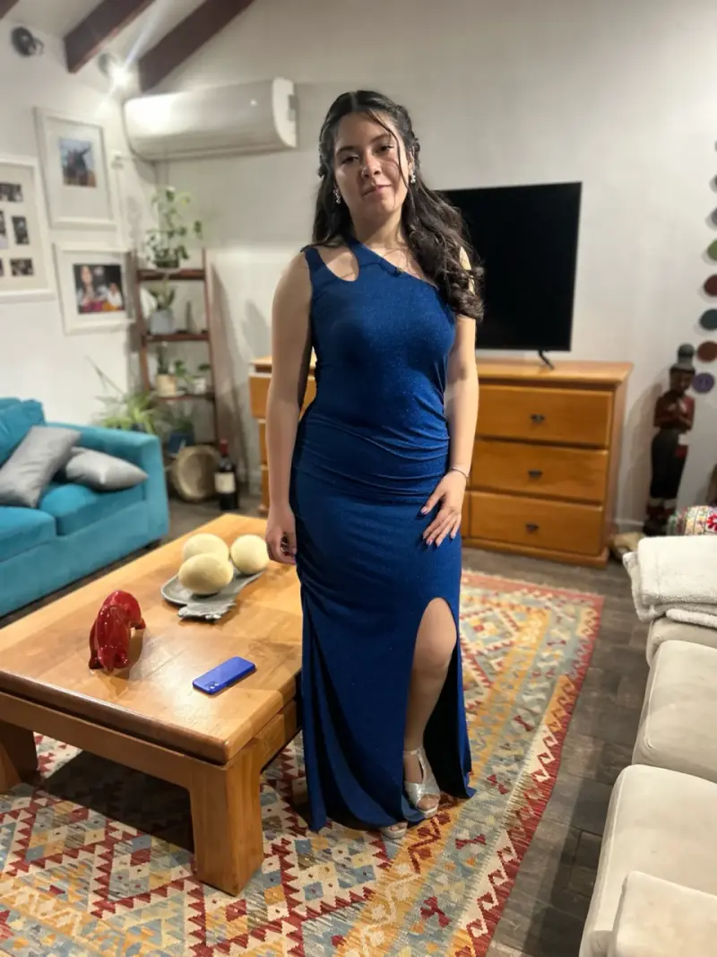 Vestido de fiesta azul con diseño asimétrico - 2