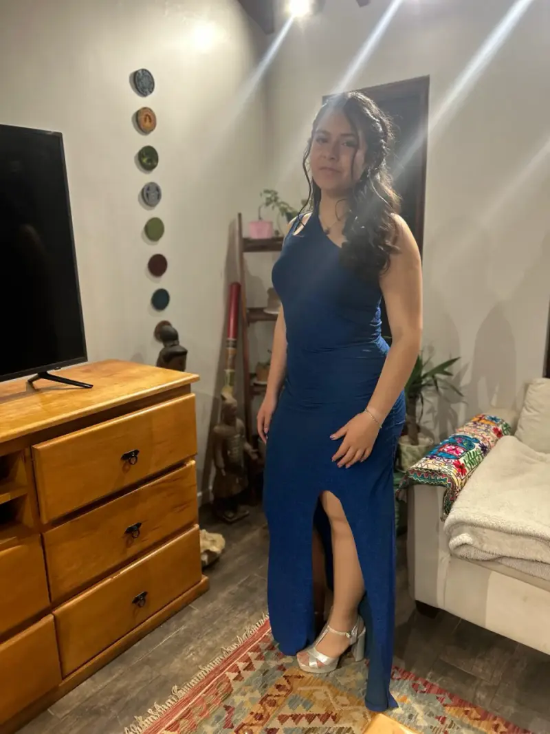 Vestido de fiesta azul con diseño asimétrico - 4