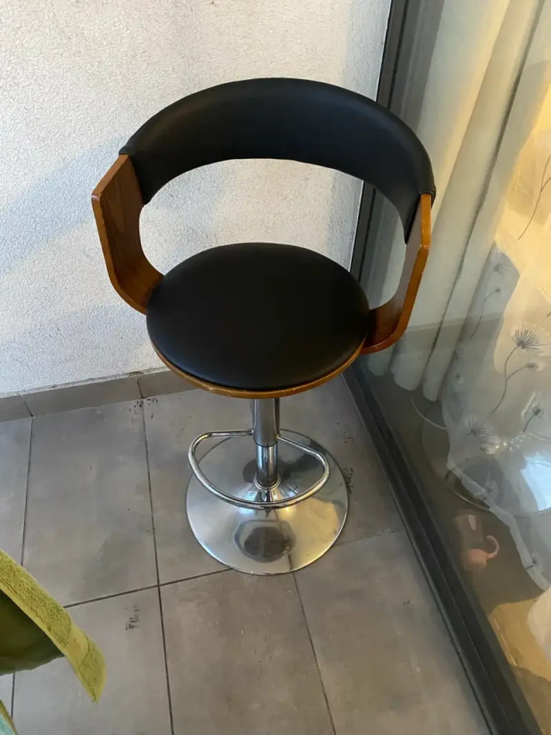 Silla de Bar Giratoria de Cuero y Madera - 1